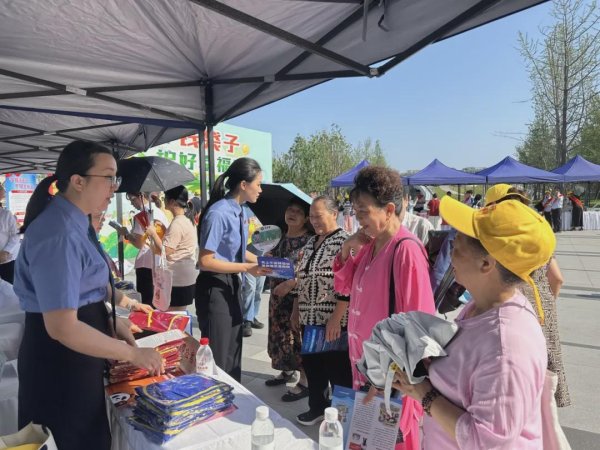 天通盈 崇州市检察院开展防范非法金融集中宣传活动