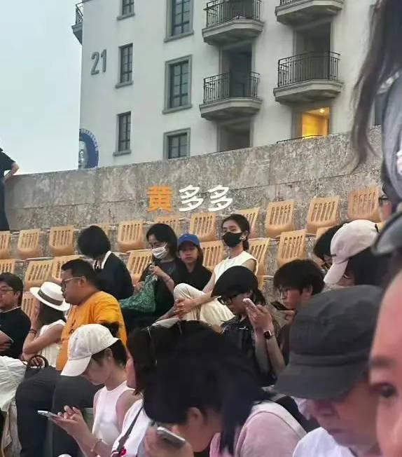 一点金 网友偶遇孙莉带女儿看戏剧 黄多多露腰装秀好身型